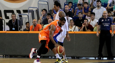 רול מנסה לעצור את סמית´ (רדאד ג´בארה)