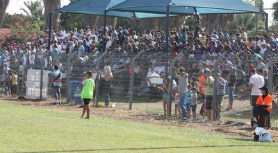 אוהדים במגרש באזור (מערכת ONE)