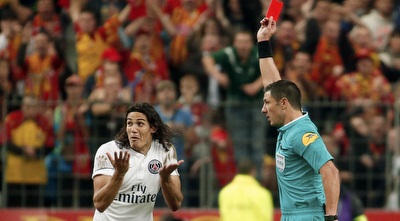 ריינוויל מראה לקבאני את הכרטיס האדום (רויטרס)