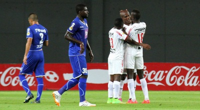 שחקני רעננה חוגגים עם נווקאמה (רדאד ג´בארה)