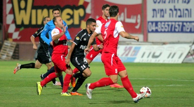 שובל גוזלן מנסה להגיע לכדור (משה חרמון)