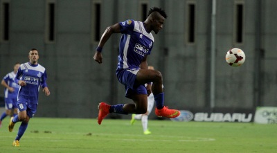 מבה צ&acute;ימאזי מרחיק את הכדור. בקבוצה מרוצים (יניב גונן)