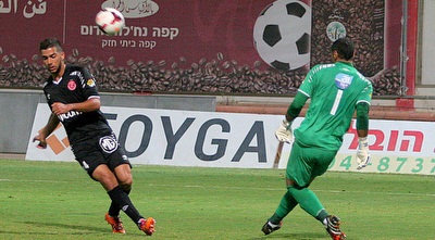 שובל גוזלן מנסה להפריע למחמוד קנדיל (משה חרמון)