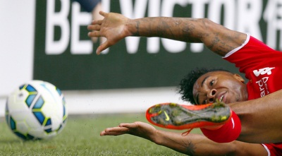 סטרלינג על הדשא (רויטרס) סטרלינג על הדשא (רויטרס)