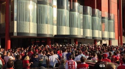 אוהדי ליאז´ מחוץ לאצטדיון (טוויטר) (מערכת ONE) אוהדי ליאז´ מחוץ לאצטדיון (טוויטר) (מערכת ONE)