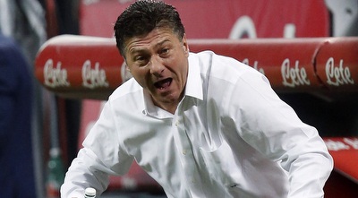 מצארי מדרבן את שחקניו (רויטרס)