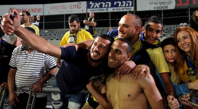 מהראן ראדי מצטלם עם אוהדים (שי לוי)