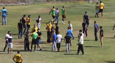 אוהדי בית&qout;ר מפוצצים את האימון (גיא בן זיו)