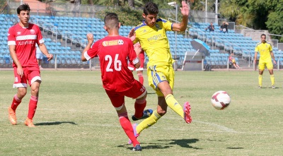 שי ניב מנסה לחלץ כדור (משה חרמון)