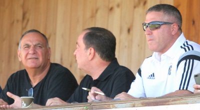 אשר אלון וניר לוין. באו לראות כל אחד את קבוצתו (משה חרמון)