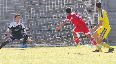 שגיא דרור בועט את הכדור לכיוון הרשת  (משה חרמון)