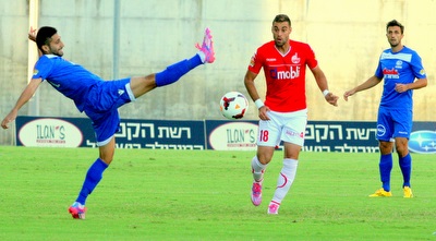 שלומי ארבייטמן מביט בנאור פסר מרחיק (משה חרמון)