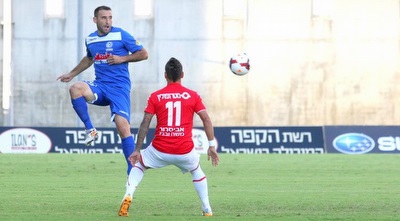 מאור בוזגלו מביט בכדור (משה חרמון)