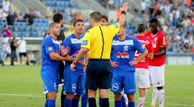 שחקני מכבי פ&qout;ת באים בטענות לארז פפיר (משה חרמון) שחקני מכבי פ&qout;ת באים בטענות לארז פפיר (משה חרמון)