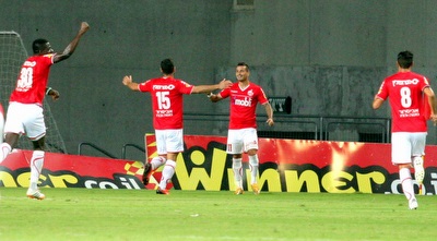 שחקני הפועל ב&qout;ש חוגגים (משה חרמון)