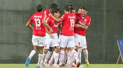 שחקני הפועל ב&qout;ש חוגגים (משה חרמון)