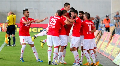 שחקני הפועל ב&qout;ש חוגגים (משה חרמון)