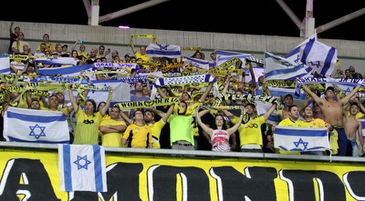 אוהדי נתניה עם דגלי ישראל (יניב גונן)