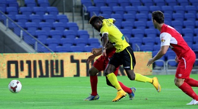 קאיודה חולף על פני השחקן שלו (יניב גונן)