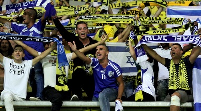 אוהדי נתניה עם דגלי ישראל (יניב גונן)