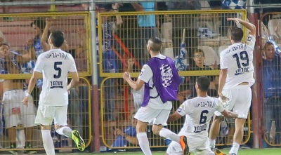 שחקני פ&qout;ת חוגגים עם הקהל (מרטין גוטדאמק) שחקני פ&qout;ת חוגגים עם הקהל (מרטין גוטדאמק)