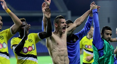 שחקני מכבי נתניה חוגגים (יניב גונן)