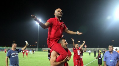 אייל גולן על הכתפיים (יניב גונן)