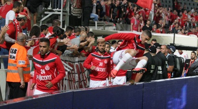 שחקני הפועל ת&qout;א עולים לכר הדשא (משה חרמון) שחקני הפועל ת&qout;א עולים לכר הדשא (משה חרמון)