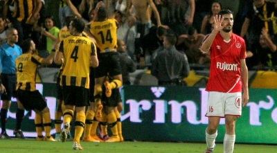 שחקני בית&qout;ר חוגגים את הראשון (משה חרמון) שחקני בית&qout;ר חוגגים את הראשון (משה חרמון)