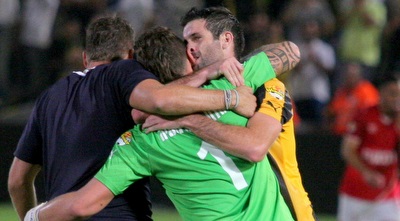 שחקני בית&qout;ר חוגגים (משה חרמון) שחקני בית&qout;ר חוגגים (משה חרמון)