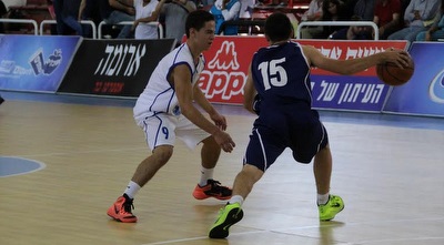 דביר ביניש מוביל את הכדור (ירדן הראל)