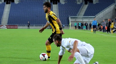 שמוליק מלול עם הכדור (יניב גונן)