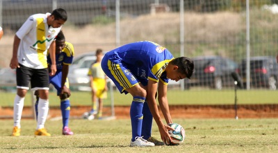 חוזז מניח את הכדור (רדאד ג&acute;בארה)