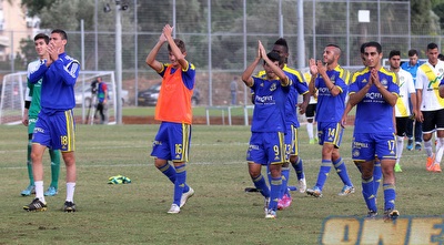 שחקני מכבי מודים לקהל. האחים של מאוויס צ&acute;יבוטה (רדאד ג&acute;בארה)