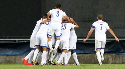 שחקני מכבי פ&qout;ת חוגגים עם יואכים מונונגה (רדאד ג´בארה)