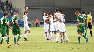 שחקני מכבי פ&qout;ת חוגגים (נעם מורנו)