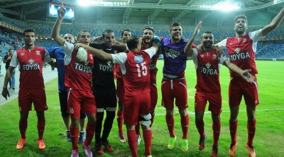 בני סכנין חוגגים לאחר ניצחון הליגה האחרון בסמי עופר (עמרי שטיין) בני סכנין חוגגים לאחר ניצחון הליגה האחרון בסמי עופר (עמרי שטיין)