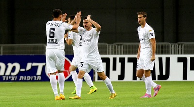 שחקני הפועל פ&qout;ת חוגגים (רדאד ג´בארה)