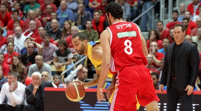 אליהו שומר על רנדל (חגי ניזרי)