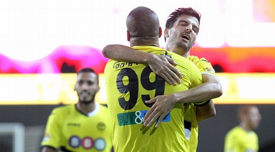 עומרי קנדה חוגג עם ערן לוי (רדאד ג´בארה)