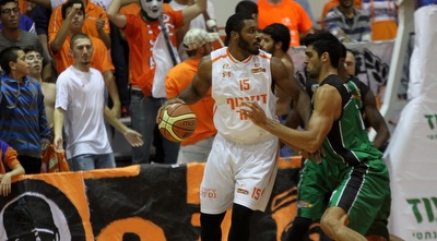 קרייג סמית´ עם הכדור (חגי ניזרי)