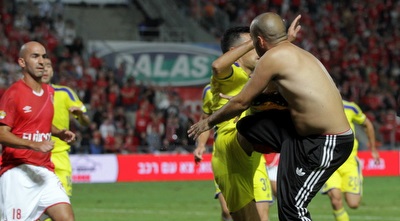 האוהד תוקף את זהבי. במכבי ת&qout;א זועמים על ההחלטה (יניב גונן)