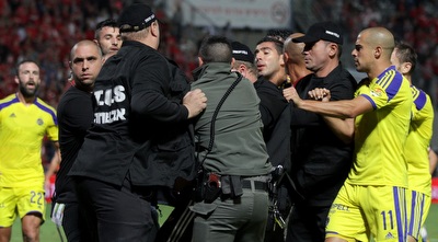 שחקני מכבי ת&qout;א מתעמתים עם האוהד (יניב גונן)