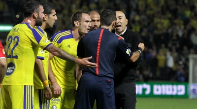 שחקני מכבי בעת הדרבי (יניב גונן)