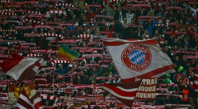 אוהדי באיירן מינכן צובעים את היציעים (רויטרס) אוהדי באיירן מינכן צובעים את היציעים (רויטרס)