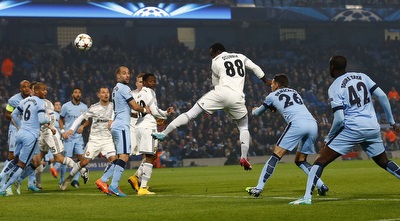 סיידו דומביה נוגח לרשת את הכדור שמסר ביברס נאתכו (רויטרס) סיידו דומביה נוגח לרשת את הכדור שמסר ביברס נאתכו (רויטרס)