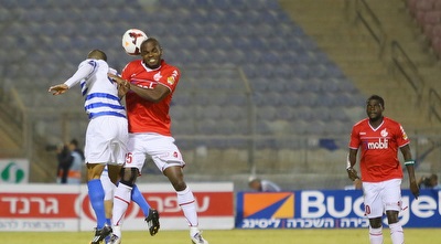 סוארס במאבק על הכדור (מרטין גוטדאמק)