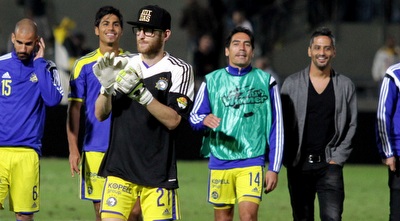 שחקני מכבי ת&qout;א עם ייני אחרי המשחק. חנון או לא? (יניב גונן) שחקני מכבי ת&qout;א עם ייני אחרי המשחק. חנון או לא? (יניב גונן)