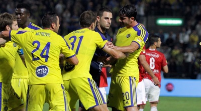 שחקני מכבי ת&qout;א וריינשרייבר (יניב גונן)