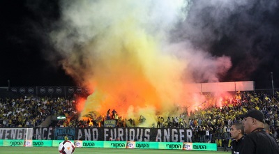 אבוקות ביציעים (יניב גונן)